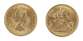 United Kingdom, Elizabeth II 1967 gold Sovereign, 22mm, 8.0g. Obv: Young laureate head of Elizabeth, right / Rev: St. George on horseback slaying the dragon, right. S.4125, 