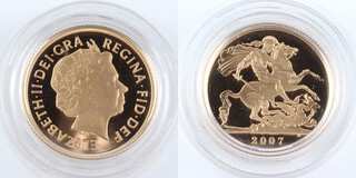 United Kingdom, Elizabeth II 2007 gold Sovereign, 22mm, 8.0g. Obv: IR-B portrait of Elizabeth, right / Rev: St. George on horseback slaying the dragon, right. SC4, unc. 