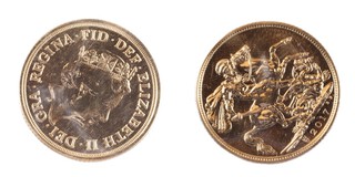 United Kingdom, Elizabeth II 2017 gold Sovereign, 22mm, 8.0g. Obv: Jody Clark portrait of Elizabeth, right / Rev: St. George on horseback slaying the dragon, right. 200th anniversary privy mark to left of date. SC9B, unc. 