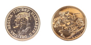 United Kingdom, Elizabeth II 2017 gold Sovereign, 22mm, 8.0g. Obv: Jody Clark portrait of Elizabeth, right / Rev: St. George on horseback slaying the dragon, right. 200th anniversary privy mark to left of date. SC9B, unc. 