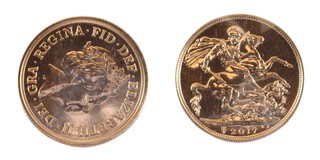 United Kingdom, Elizabeth II 2017 gold Sovereign, 22mm, 8.0g. Obv: Jody Clark portrait of Elizabeth, right / Rev: St. George on horseback slaying the dragon, right. 200th anniversary privy mark to left of date. SC9B, unc. 