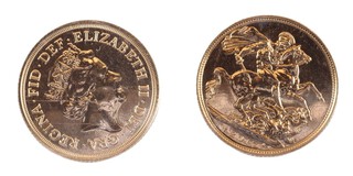 United Kingdom, Elizabeth II 2017 gold Sovereign, 22mm, 8.0g. Obv: Jody Clark portrait of Elizabeth, right / Rev: St. George on horseback slaying the dragon, right. 200th anniversary privy mark to left of date. SC9B, unc. 	