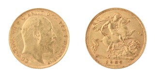 United Kingdom, Edward VII 1907 gold Half Sovereign, 19mm, 4.0g. Obv: Bare-headed bust of Edward, right / Rev: St. George on horseback slaying the dragon, right. S.3974A, 