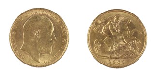 United Kingdom, Edward VII 1909 gold Half Sovereign, 19mm, 4.0g. Obv: Bare-headed bust of Edward, right / Rev: St. George on horseback slaying the dragon, right. S.3974A, 