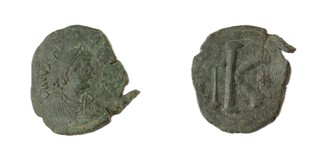 Byzantine Empire, Justin I, 518-527, bronze Half Follis, 26mm. Diademed, draped and cuirassed bust of Justin right / Rev: K mark of denomination between cross and star. S.69 