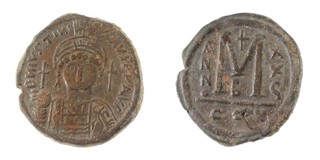 Byzantine Empire, Justinian I, 527-565, bronze Half Follis, 33mm. Obv: Bust of Justinian in crested helmet facing, holding globus cruciger, cross in right field / Rev: Large M, cross above, B below. S.164