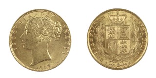 United Kingdom, Victoria 1857 gold Sovereign, 22mm, 8.0g. Obv: Bare head profile of young Victoria, left / Rev: Crowned shield of arms, within wreath. S.3852D
