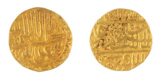 Mughal Empire (modern Afghanistan and India), Akbar, 1556-1605, gold Mohur, 23mm, 10.8g. Obv: Arabic inscription / Rev: Arabic inscription. KM# 112.3