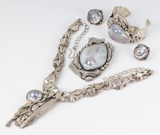 An American sterling silver suite of jewellery comprising necklace, bracelet, pendant and ear studs, mounted with shell by MarkSZ Palm Beach, gross weight, 153 grams 