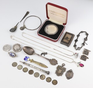 An Egyptian silver and enamelled vesta 1976, a Kuwait 50th Anniversary of Independence 2 Dinar coin, costume jewellery and minor items, weighable silver 180 grams 