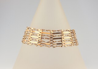 A 9ct yellow gold gate bracelet with heart padlock 7.7 grams, 18cm 