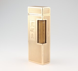 A gentleman's 9ct yellow gold engine turned cigarette lighter London 1965m 6.5cm, gross weight 92.8 grams, engraved monogram 