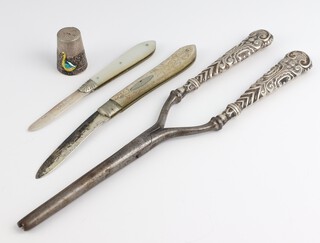 A 925 standard silver and enamelled thimble, 2 fruit knives and a pair of glove stretchers 