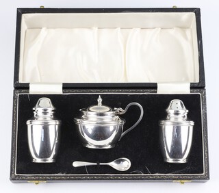 An Edwardian silver 3 piece condiment set cased, Birmingham 1909, 118 grams 