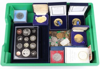 A 2005 United Kingdom proof coin set and minor commemorative crowns and coins 