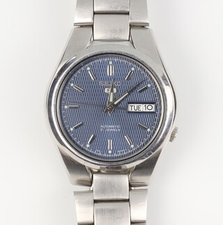 A Seiko 5 Automatic day date wristwatch on a ditto bracelet, having a blue dial in a 35mm case numbered 7526/02 FO 