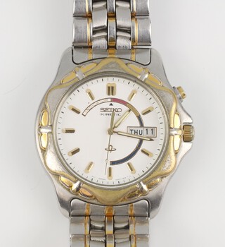 A gentleman's Seiko kinetic day/date, quartz movement, wristwatch, the 40mm case numbered 571547  