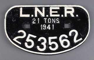 Of railway interest, a black and white painted LNER D-Type wagon plate marked "LNER 21 Tons 1941, 253562" 17cm x 28cm 