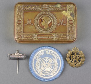 A Princess Mary gift tin containing an RAF cap badge and a United Nations cloth badge 