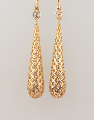 A pair of 18ct yellow gold tapered pierced earrings, 40mm, 6.3 grams 