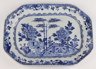 An 18th Century Chinese blue and white octagonal meat plate with a garden view 31cm 