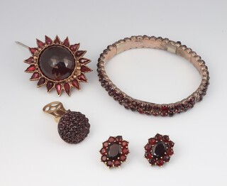 A Victorian garnet set bracelet, a brooch, a pair of earrings and 1 earring 