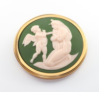 A circular gilt "green jasperware" brooch 45mm 