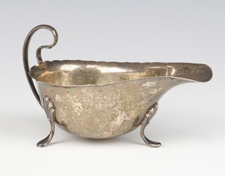 A silver sauce boat on pad feet, Birmingham 1925, 78 grams 