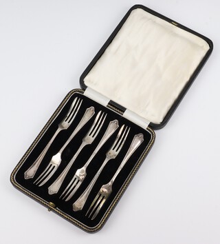 Six Art Deco silver pastry forks Sheffield 1932, cased, 110 grams 