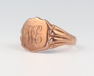 A gentleman's 9ct yellow gold shield shaped signet ring with engraved monogram 5.2 grams, size S 