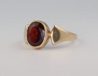 A 9ct yellow gold oval garnet ring, size R, 2.5 grams