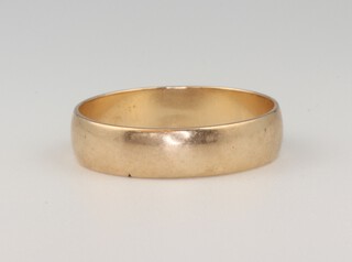 A 9ct yellow gold wedding band, size T, 2.7 grams 