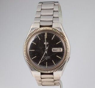 A gentleman's steel cased Seiko 5 Automatic day/date wristwatch on a steel bracelet, contained in a 35mm case 