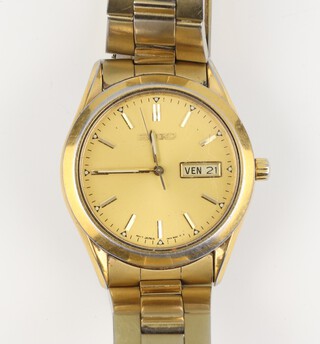 A vintage gilt cased Seiko day date wristwatch with quartz movement and French calendar, the 37mm case numbered 880825, on original gilt bracelet 