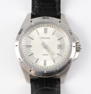 A gentleman's steel cased Seiko calendar wristwatch with quartz movement 7N42C, contained in a 40mm case numbered 081885 