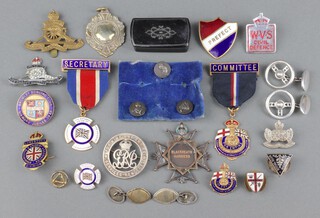 A First World War discharge badge, 2 gilt metal jewels - Junior Imperial and Constitutional League, 1 other National Union of Conservative and Unionists Association and other badges 