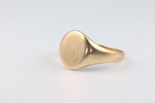 A gentleman's 9ct yellow gold signet ring 4.6 grams, size V 