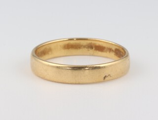 An 18ct yellow gold wedding band, size N, 2.8 grams 