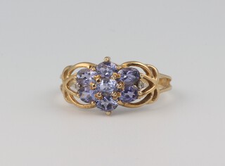 A 9ct yellow gold amethyst cluster ring, size Q, 2.3 grams 