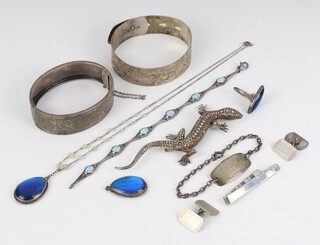 A silver bangle, a marcasite lizard brooch and minor silver jewellery, weighable silver 62 grams 