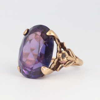 A 9ct yellow gold oval amethyst cocktail ring, size M, 8.6 grams 