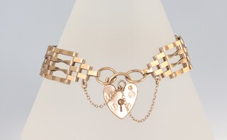 A 9ct yellow gold gate link bracelet with heart shaped padlock, 18cm, 10.9 grams