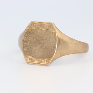 A gentleman's 9ct yellow gold signet ring, size V, 4.5 grams 