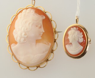 A 9ct yellow gold oval cameo portrait brooch and pendant, gross weight 13.7 grams 