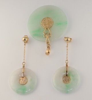 A 14ct yellow gold mounted green hardstone Chinese pendant and a pair of ditto earrings 