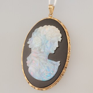 A 14ct yellow gold oval carved cameo pendant 50mm, 10 grams 