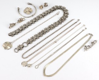 A Victorian silver necklace and other items of vintage silver jewellery, 120 grams