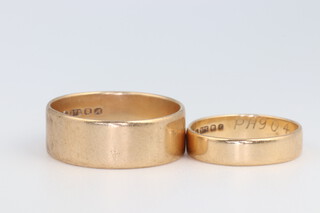 Two 9ct yellow gold wedding bands, sizes K and S, 5.9 grams 