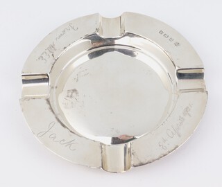 A circular silver ashtray with presentation inscription Birmingham 1919, 98 grams