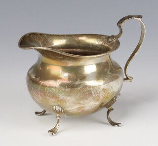 A Victorian silver cream jug with S scroll handle, Chester 1899, 146 grams 